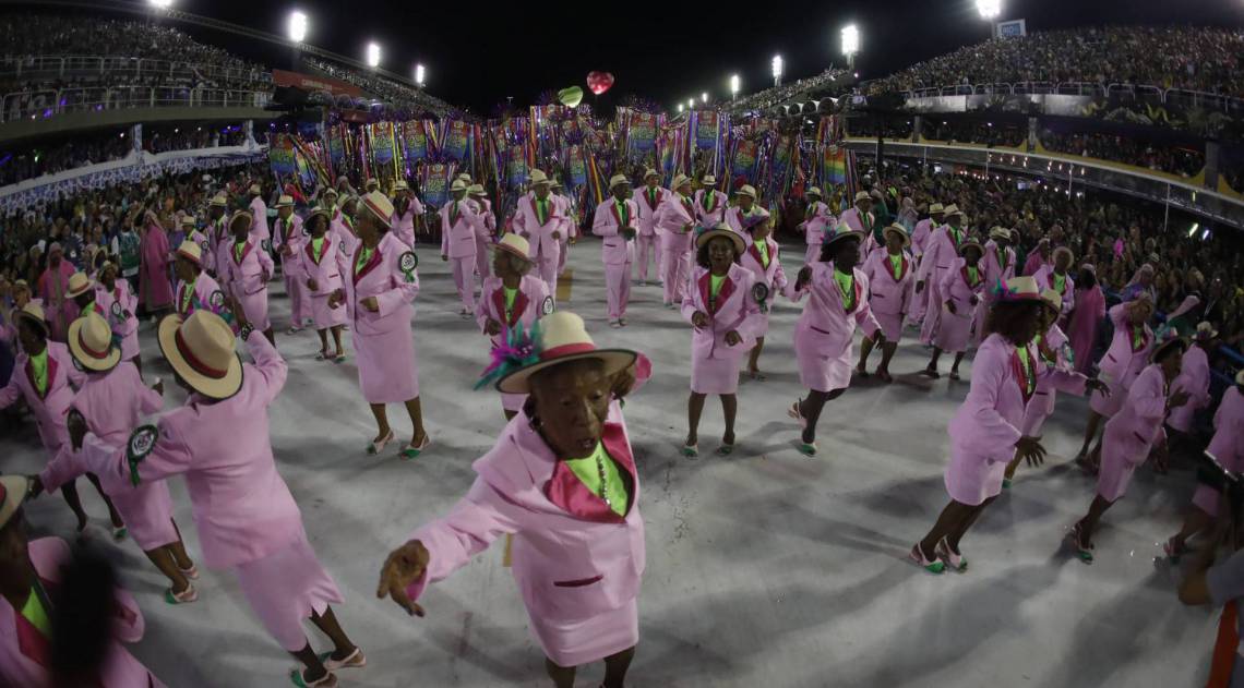 Mangueira foi a terceira escola a desfilar no domingo