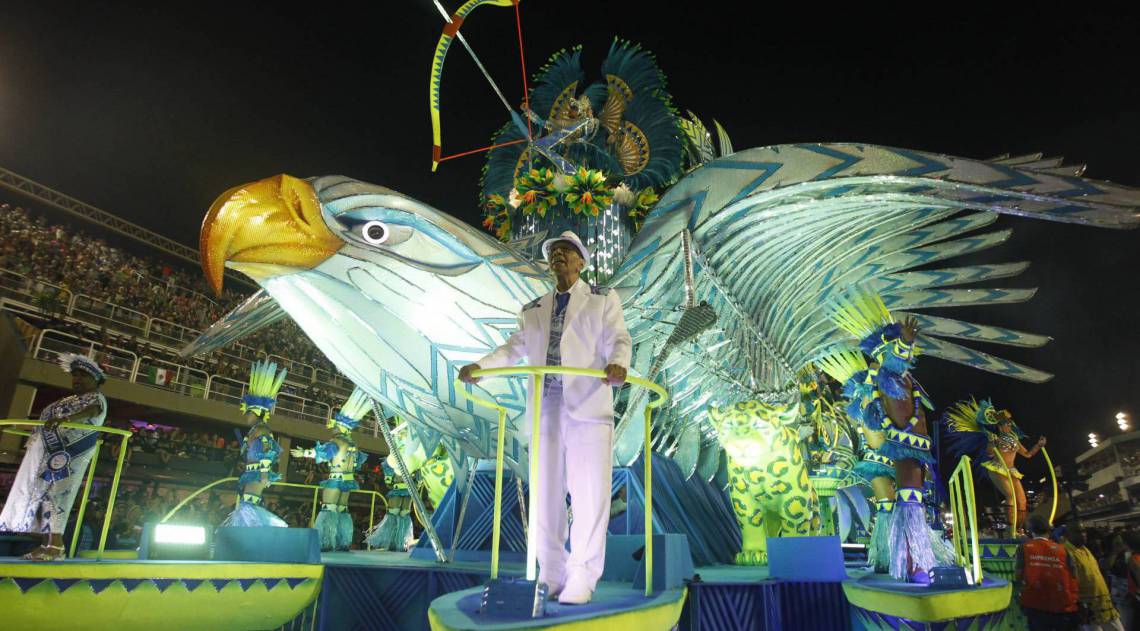 A águia high-tech e a porta-bandeira Lucinha Nobre 'grávida'