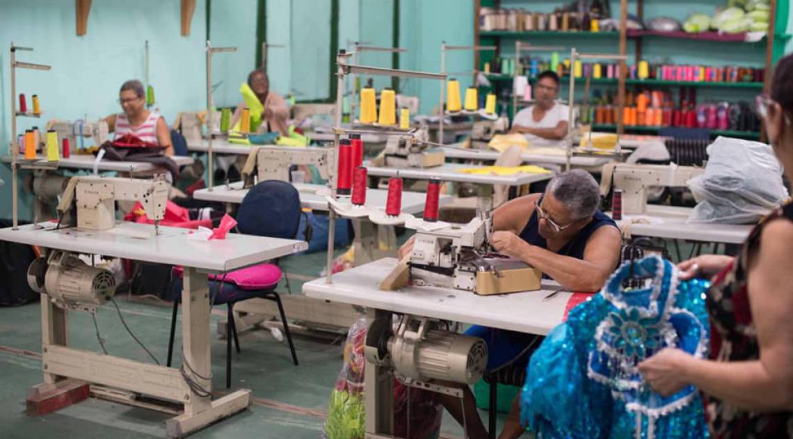 Entre os temas abordados nas fantasias estão a poluição do solo, das águas, agrotóxicos, queimadas, reflorestamento e água potável