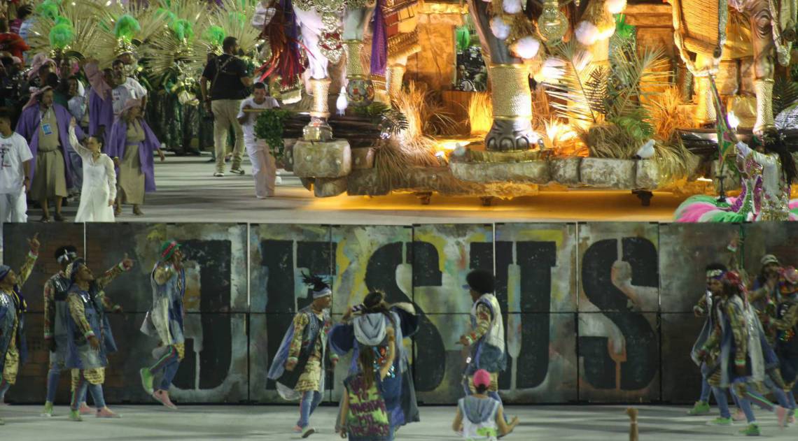 Mangueira foi a terceira escola a desfilar no domingo