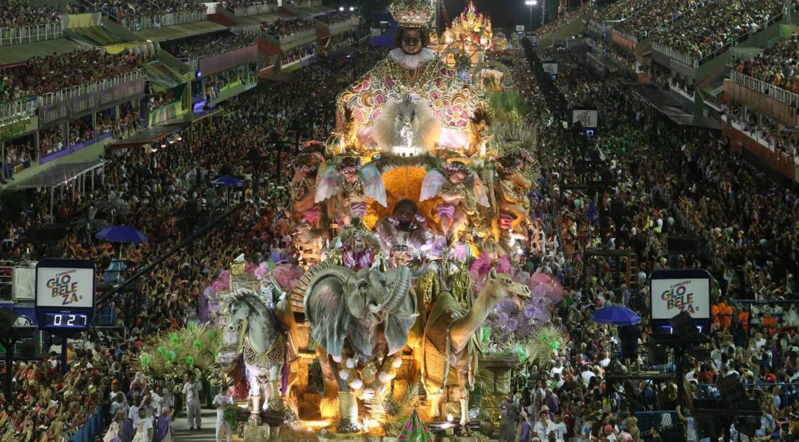 Mangueira foi a terceira escola a desfilar no domingo