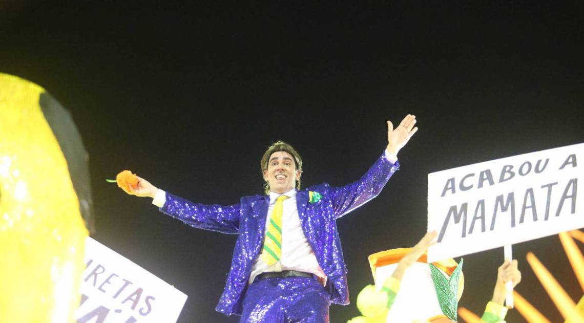Marcelo Adnet lan&ccedil;a laranjas de pel&uacute;cia para o p&uacute;blico na Marqu&ecirc;s de Sapuca&iacute; durante desfile da S&atilde;o Clemente - Daniel Castelo Branco