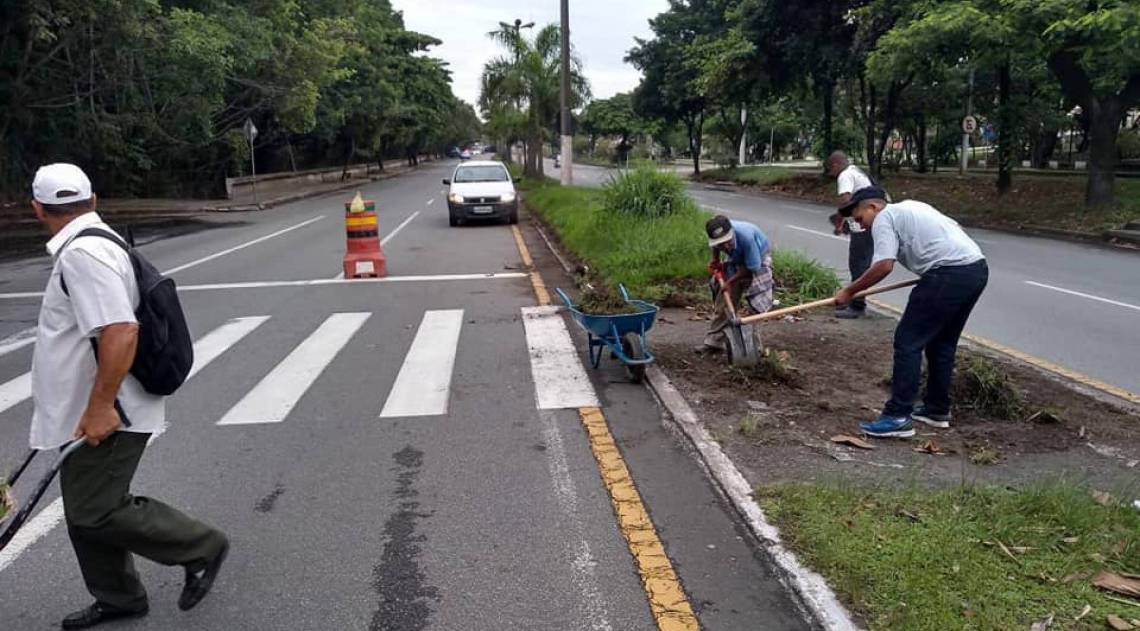 v&aacute;rios bairros est&atilde;o recebendo servi&ccedil;os de capina, ro&ccedil;ada, limpeza de bueiros e canaletas, retiradas de entulhos, tapa-buracos, entre outros