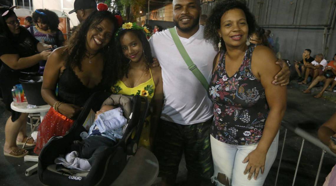 Rio,23/02/2020-CAMPINHO, Carnaval 2020, Intendente Margalhaes. Carnaval na Zona Norte, na foto,Beatriz Paula, Sidney Santos, guilherme(bebe), Monica de Souza Santos e Leticia .Foto: Cleber Mendes/AgÃªncia O Dia