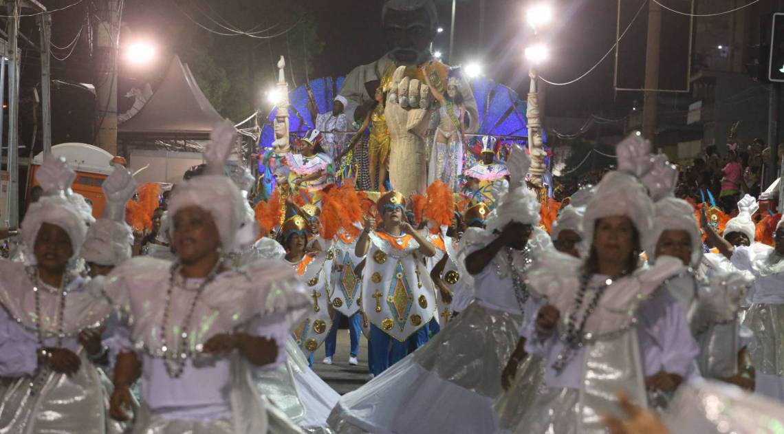 Rio,23/02/2020-CAMPINHO, Carnaval 2020, Intendente Margalhaes. Carnaval na Zona Norte na foto, desfile da Rosa de Ouro, dono do taxi.Foto: Cleber Mendes/Agência O Dia