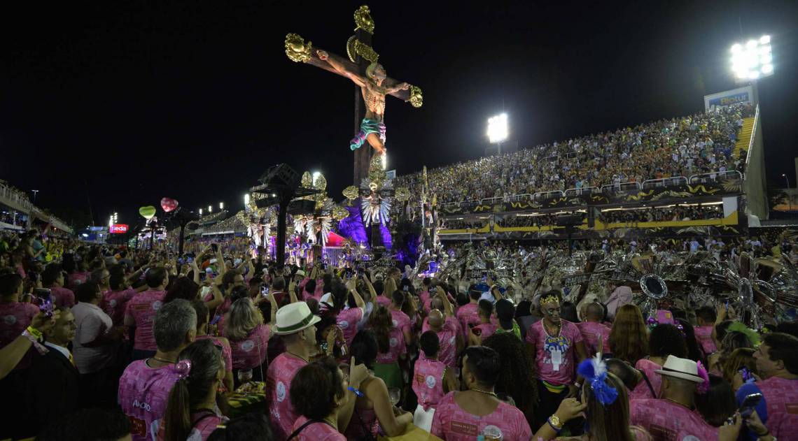Mangueira foi a terceira escola a desfilar