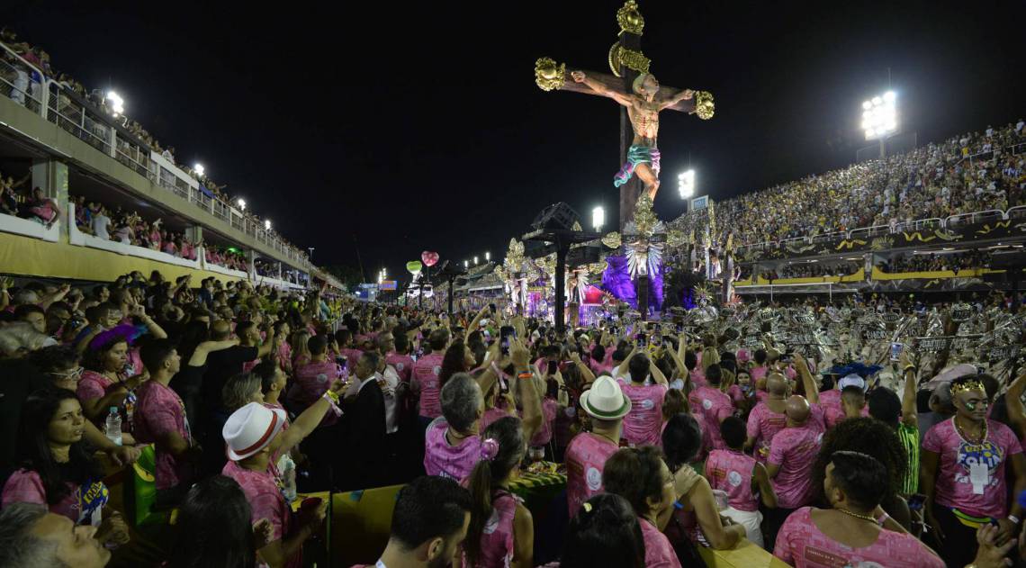 Mangueira foi a terceira escola a desfilar no domingo