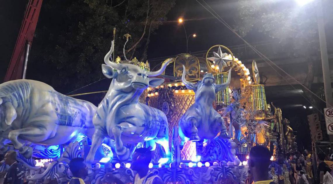 Demora de guindaste para colocar destaque em cima de carro alegórico gera bate-boca entre integrantes da Paraíso do Tuiuti e funcionários da Liesa - Anderson Justino 