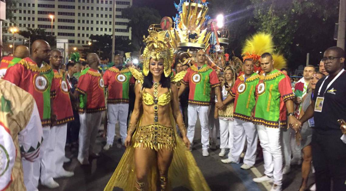 Rainha de bateria da Grande Rio, Paolla Oliveira disse que 'hoje comeu docinho'