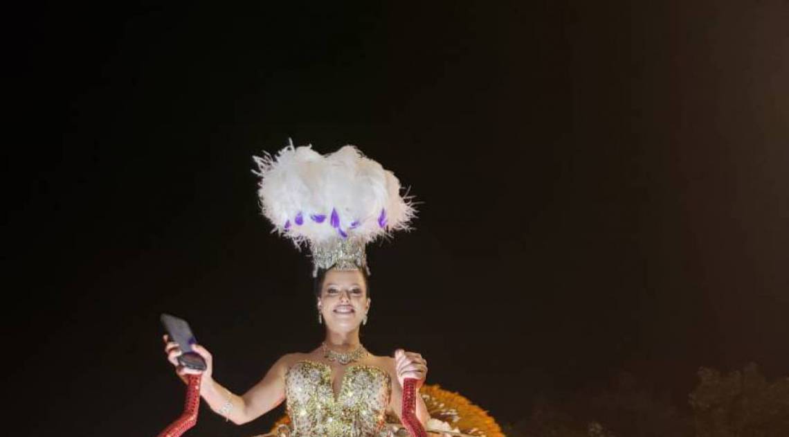 Agatha Moreira representa Rainha Elizabeth em carro da Grande Rio - Beatriz Perez