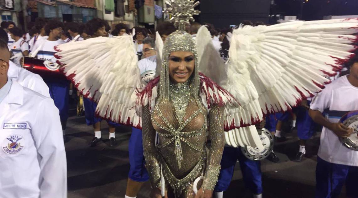 Rainha de bateria da União da Ilha, Gracyanne Barbosa usa fantasia com asas que se abrem