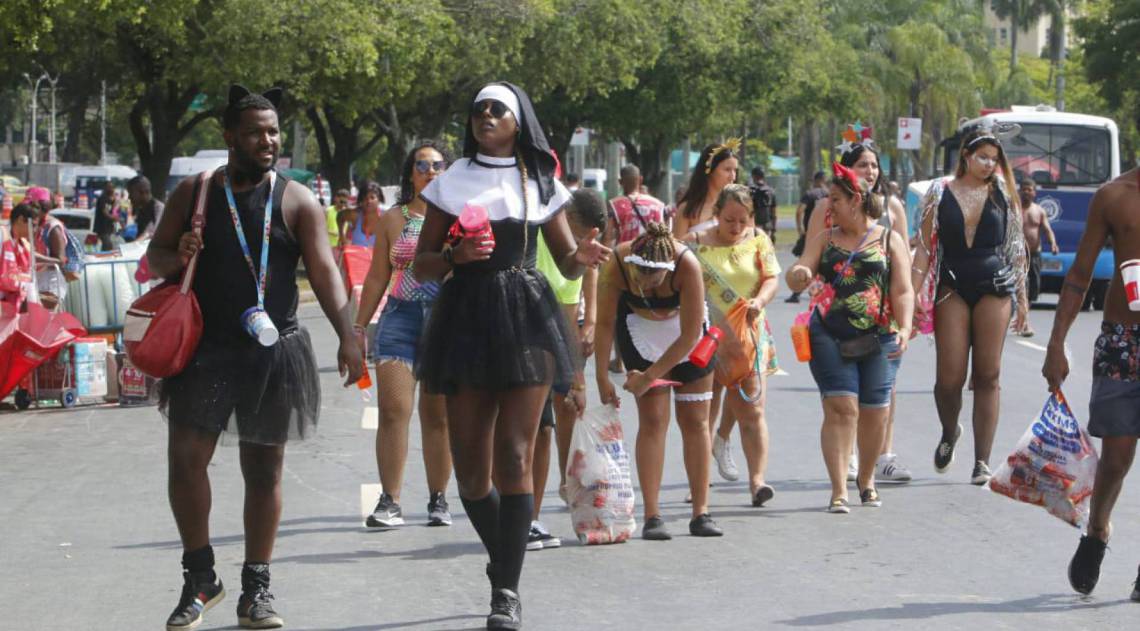 Foli&otilde;es chegando para acompanhar o Sargento Pimenta