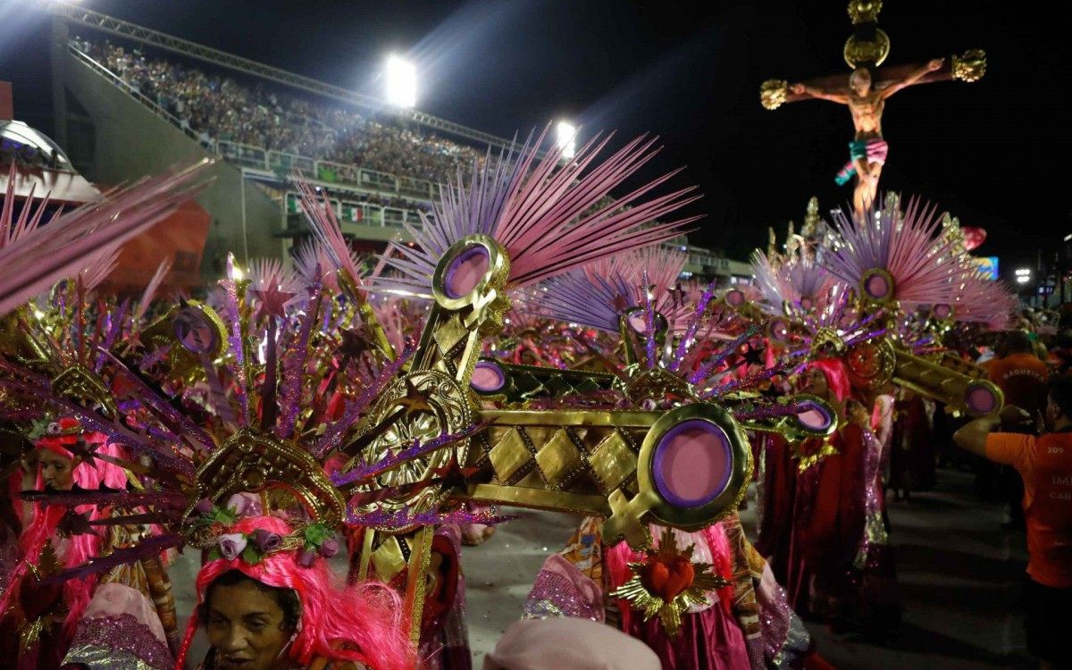Desfile da Escola de Samba G.R.E.S Esta&ccedil;&atilde;o Primeira de Mangueira, no Samb&oacute;dromo da Marqu&ecirc;s de Sapuca&iacute; - Gilvan de Souza / Agencia O Dia