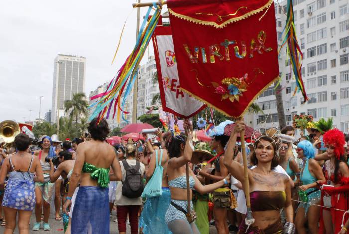 O Bloco Virtual, que desfilou segunda, no Leme, foi o escolhido pelos casais Paloma e Alexander e Fernanda e Alexandre para curtir o Carnaval