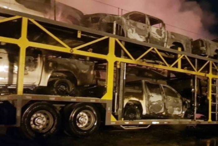 Fogo atingiu 15 caminhões-cegonhas