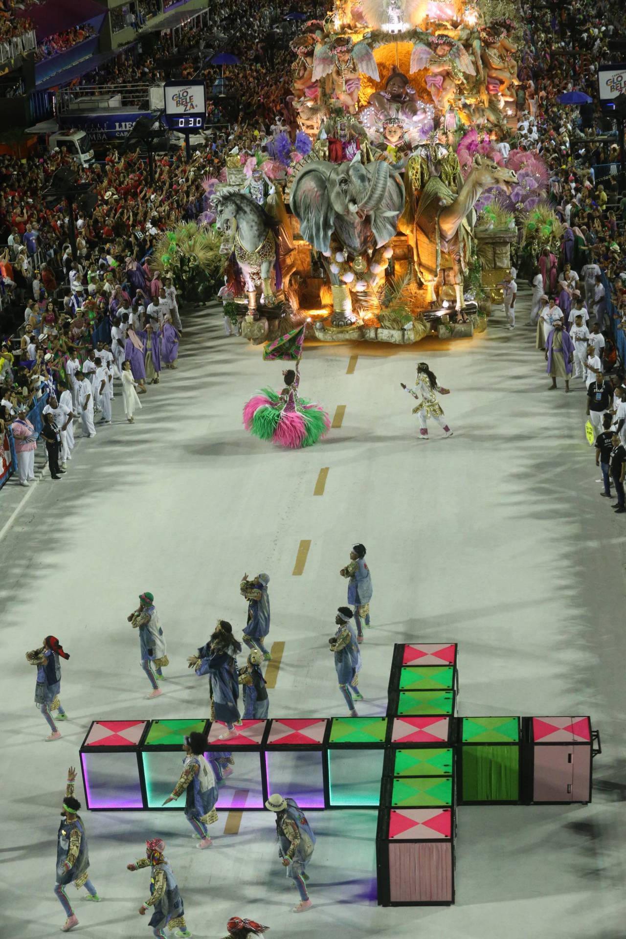 Mangueira foi a terceira escola a desfilar no domingo