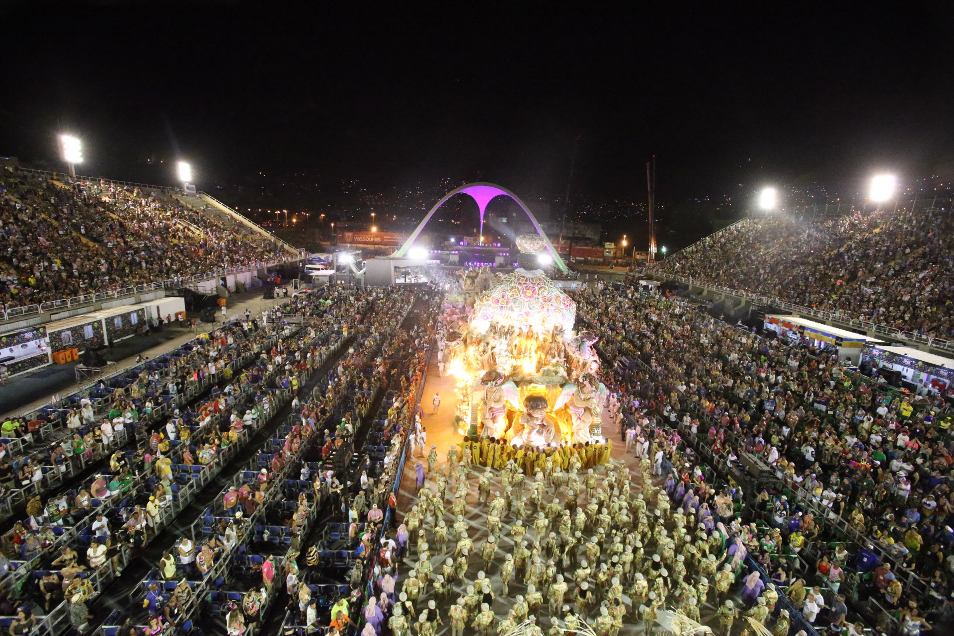 Desfile das escolas de samba no Sambódromo da Marquês de Sapucaí