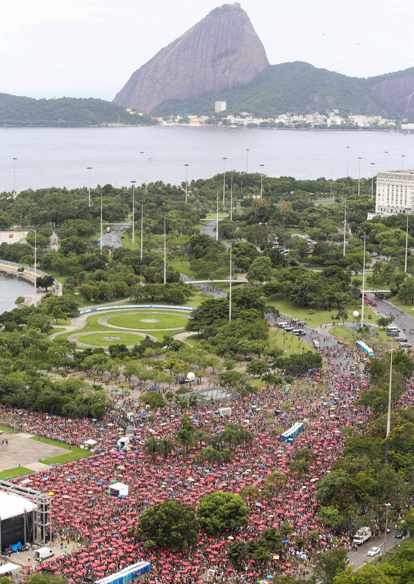 Fotos aéreas do bloco Sargento Pimenta, no Aterro do Flamengo