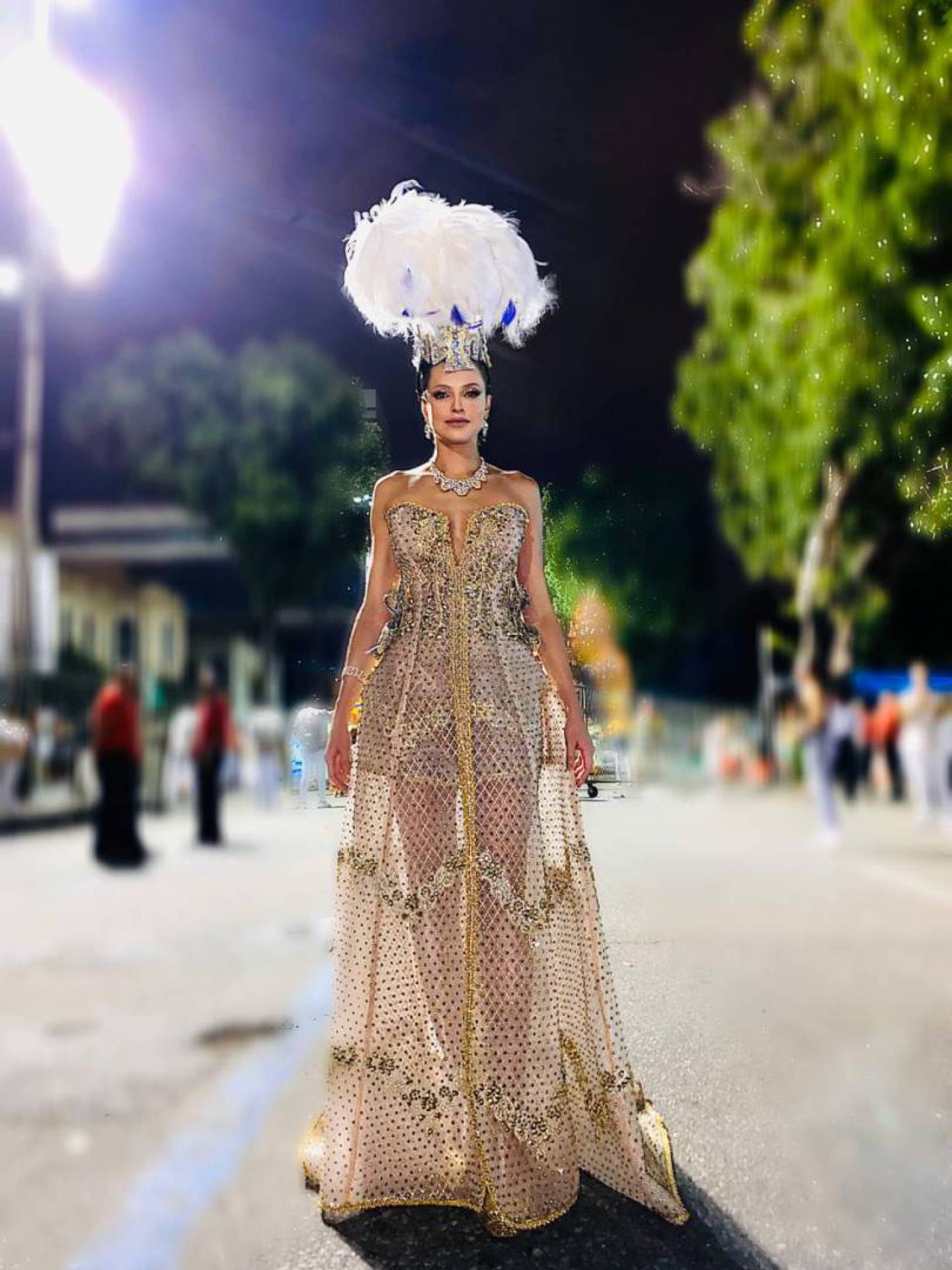 Agatha Moreira representa Rainha Elizabeth em carro da Grande Rio