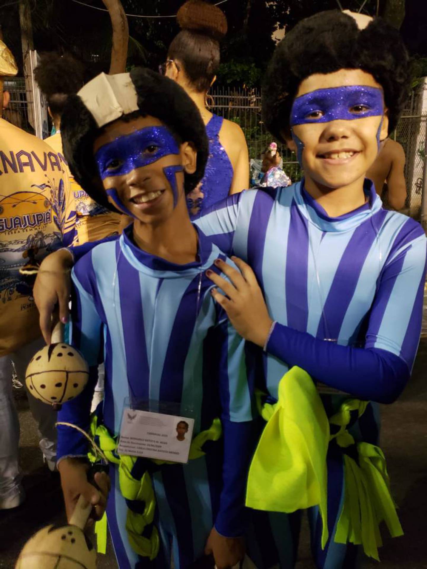 Isabella Vitória, 11, e Bernardo Régis, 10, foram convidados para serem guardiões da porta-bandeira Lucinha Nobre