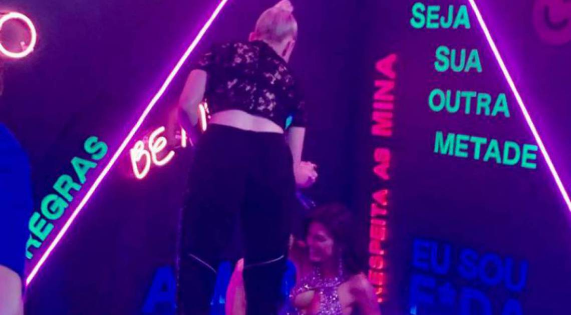 Marcella Rica ajuda Vit&oacute;ria Strada a levantar em um camarote - FABIA OLIVEIRA/ JORNAL O DIA