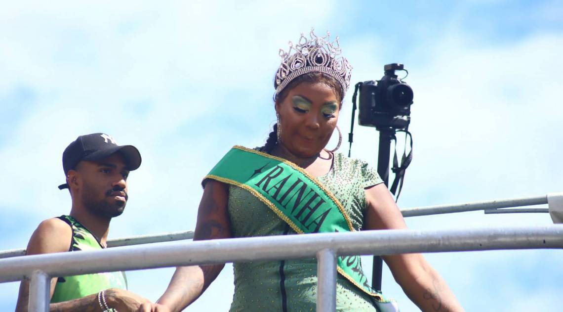 Rainha do bloco e mãe da cantora, Silvana Oliveira acompanhou a festa do alto do trio