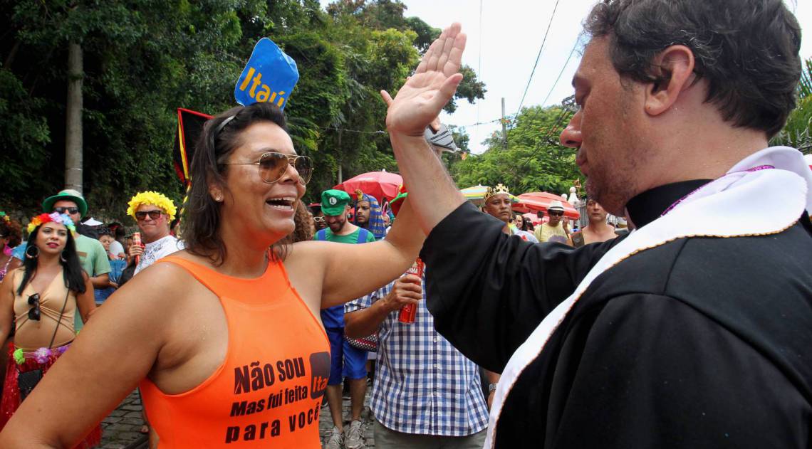 Bloco das Carmelitas em Santa Teresa. Na foto, fantasiada de propaganda do ITAÚ,Bianca Mainente. 