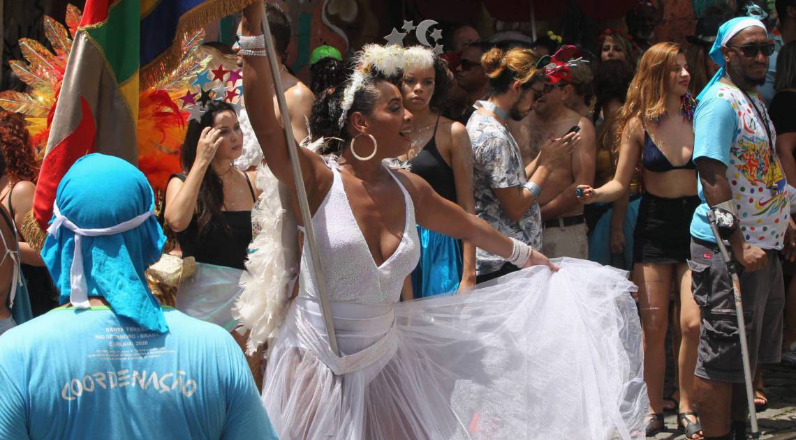 Bloco das Carmelitas desfila há 30 anos pelas ladeiras de Santa Teresa. Foliões se esbaldaram no último dia de Carnaval