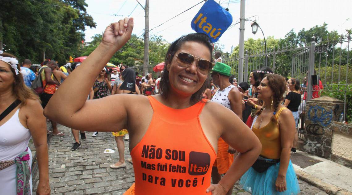 Bloco das Carmelitas em Santa Teresa. Na foto, fantasiada de propaganda do ITAÚ,Bianca Mainente. 