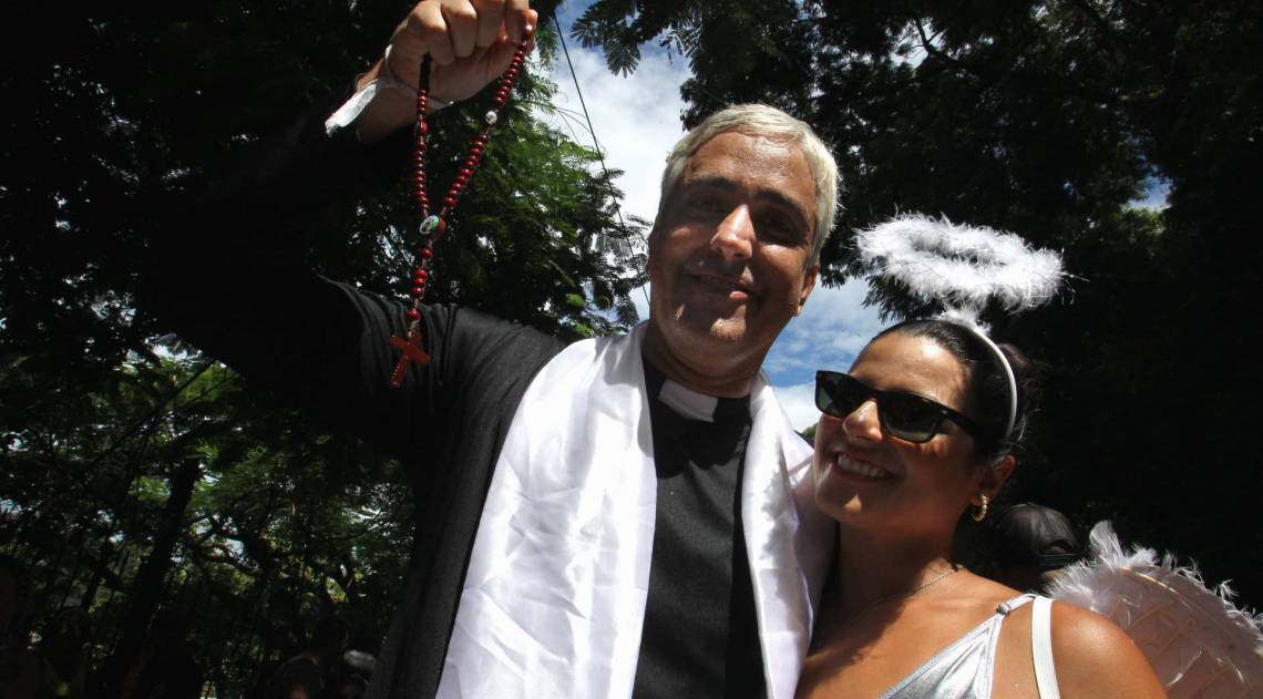 Bloco das Carmelitas em Santa Teresa. Na foto,Padre e anja,Alexandre Machado e Juliana Monteiro. 
