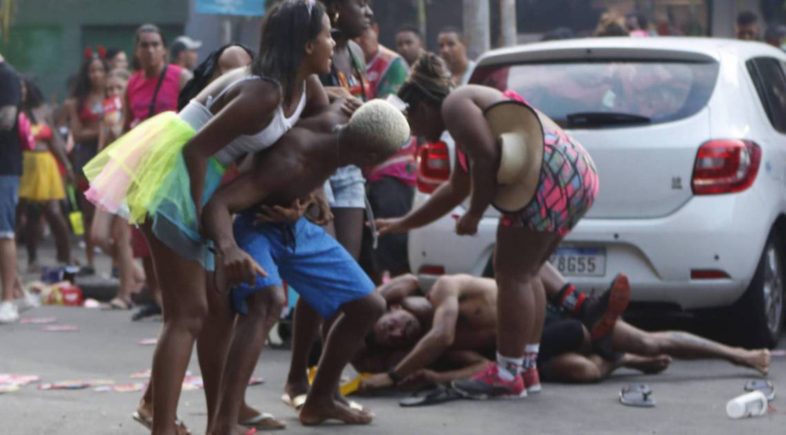 Rio, 25/02/2020, Bloco de Ipanema, na foto uma briga entre um grupo de jovnes, foto de Gilvan de Souza / Agencia O Dia