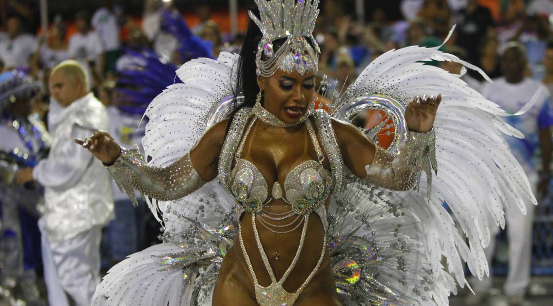 Desfile da Escola de Samba do Grupo Especial, G.R.E.S Beija Flor de Nil&oacute;polis, no Samb&oacute;dromo da Marqu&ecirc;s de Sapuca&iacute;, no centro da cidade do Rio de Janeiro nesta ter&ccedil;a-feira (25).