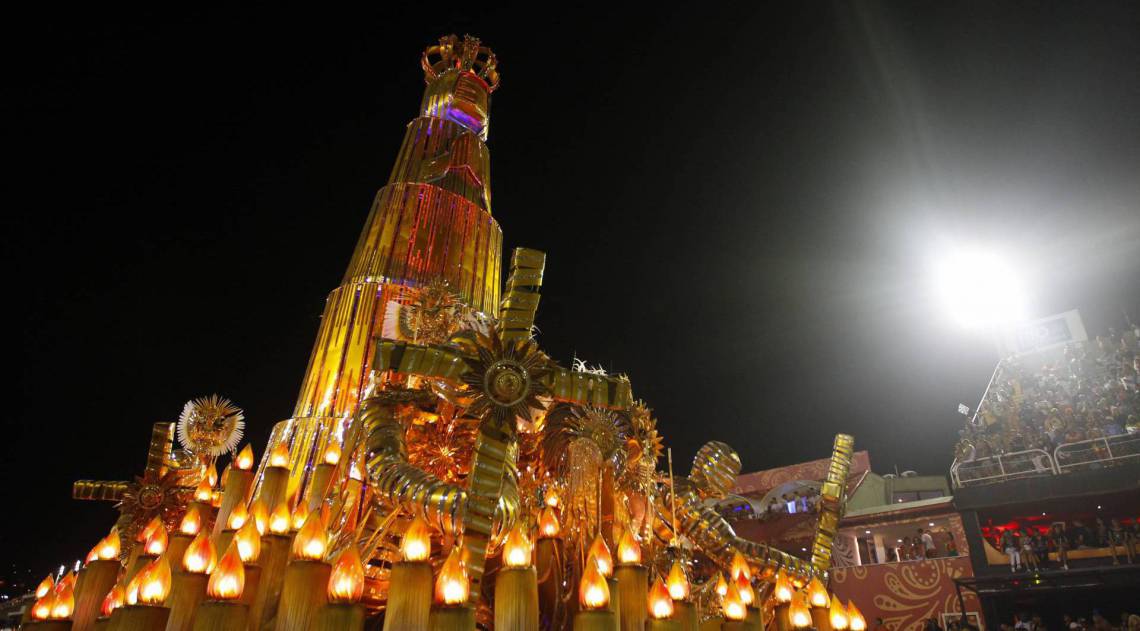 Beija-Flor fechou o &uacute;ltimo dia de desfiles do Grupo Especial