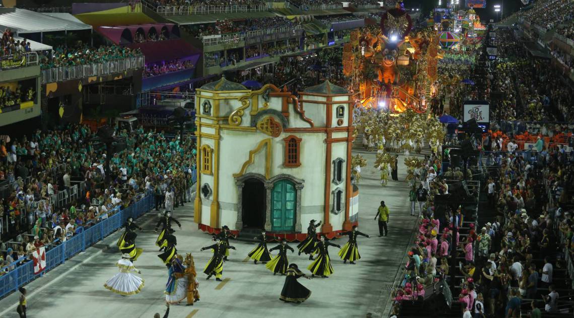 S&atilde;o Clemente abriu o dia de desfiles