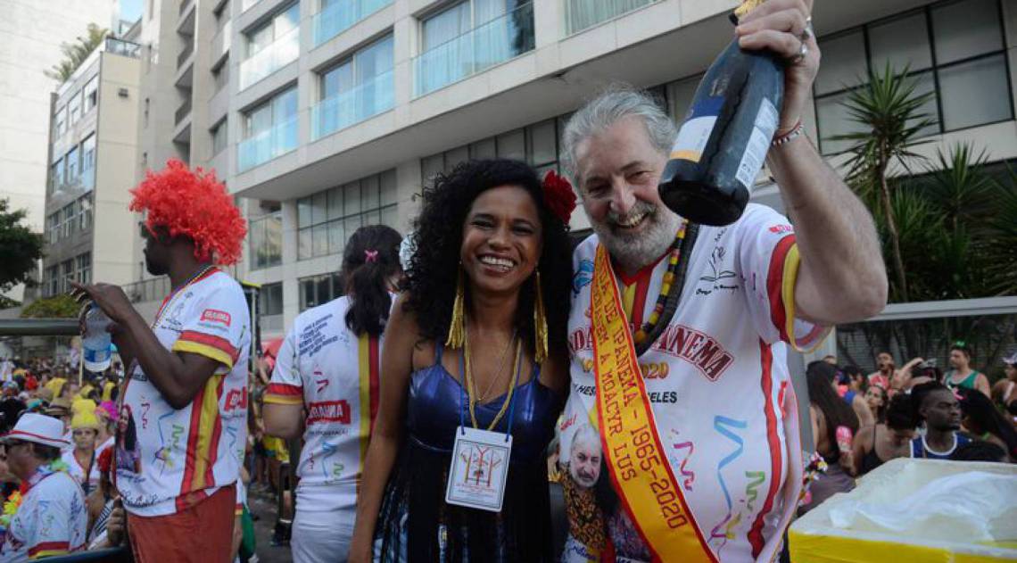 Cantores de samba Teresa Cristina e Moacyr Luz recebem homenagens no 56º carnaval da Banda de Ipanema