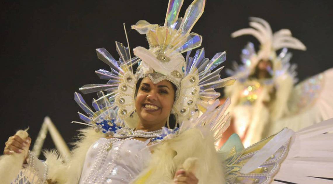 Confira as imagens do desfile da BeijaFlor de Nilópolis O Dia na