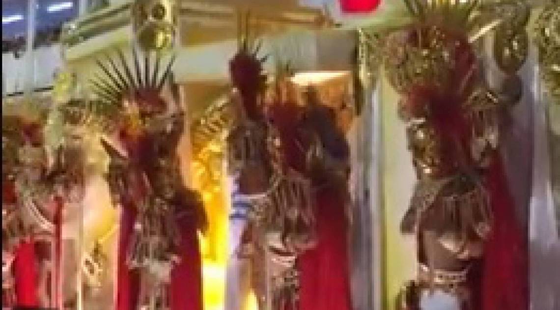 Teto de carro da Beija-Flor quebra na concentração  - Gabriel Sobreira/ Agência O DIA