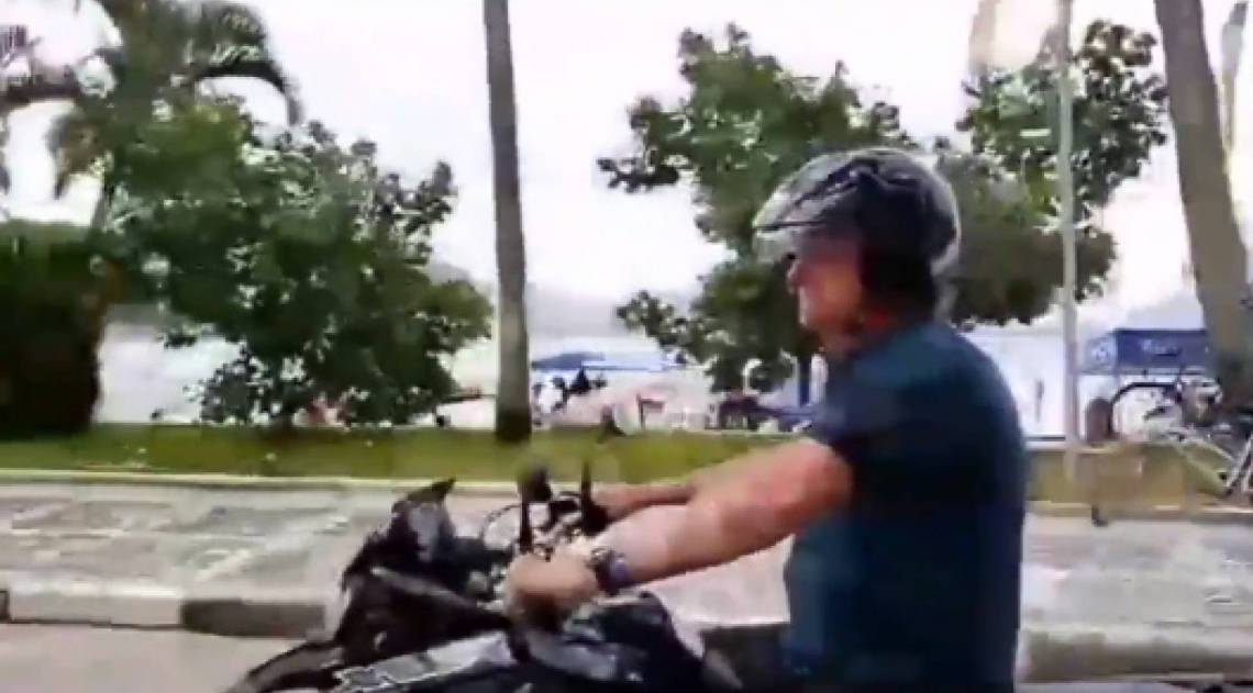 Bolsonaro de moto por Guarujá - Reprodução / Twitter