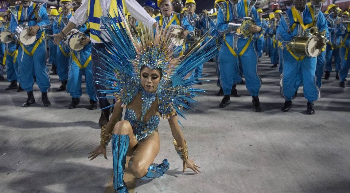 Rainha de bateria, Lexa cai durante desfile da Unidos da Tijuca - Delmiro Junior/ Parceiro/ Ag&ecirc;ncia O Dia