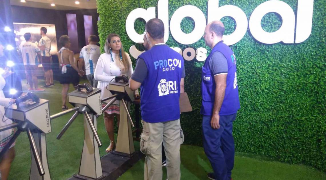 Fiscais notificam estabelecimentos na Sapucaí