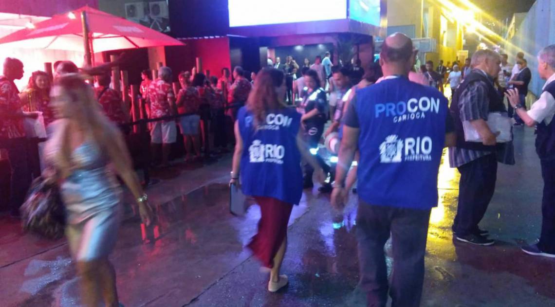 Fiscais notificam estabelecimentos na Sapucaí - Divulgação