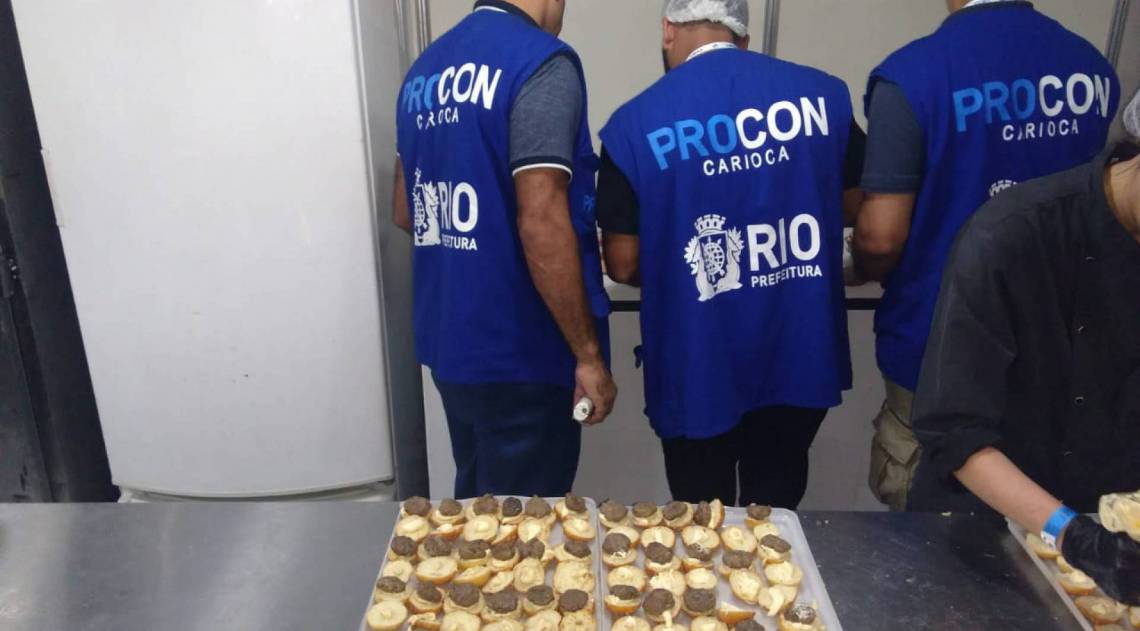 Fiscais notificam estabelecimentos na Sapucaí