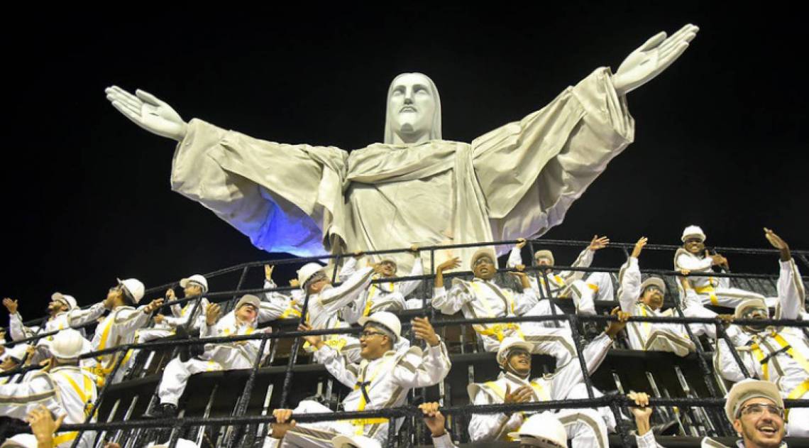 Na Unidos da Tijuca, alegorias vivas e o Cristo Redentor que subia e descia