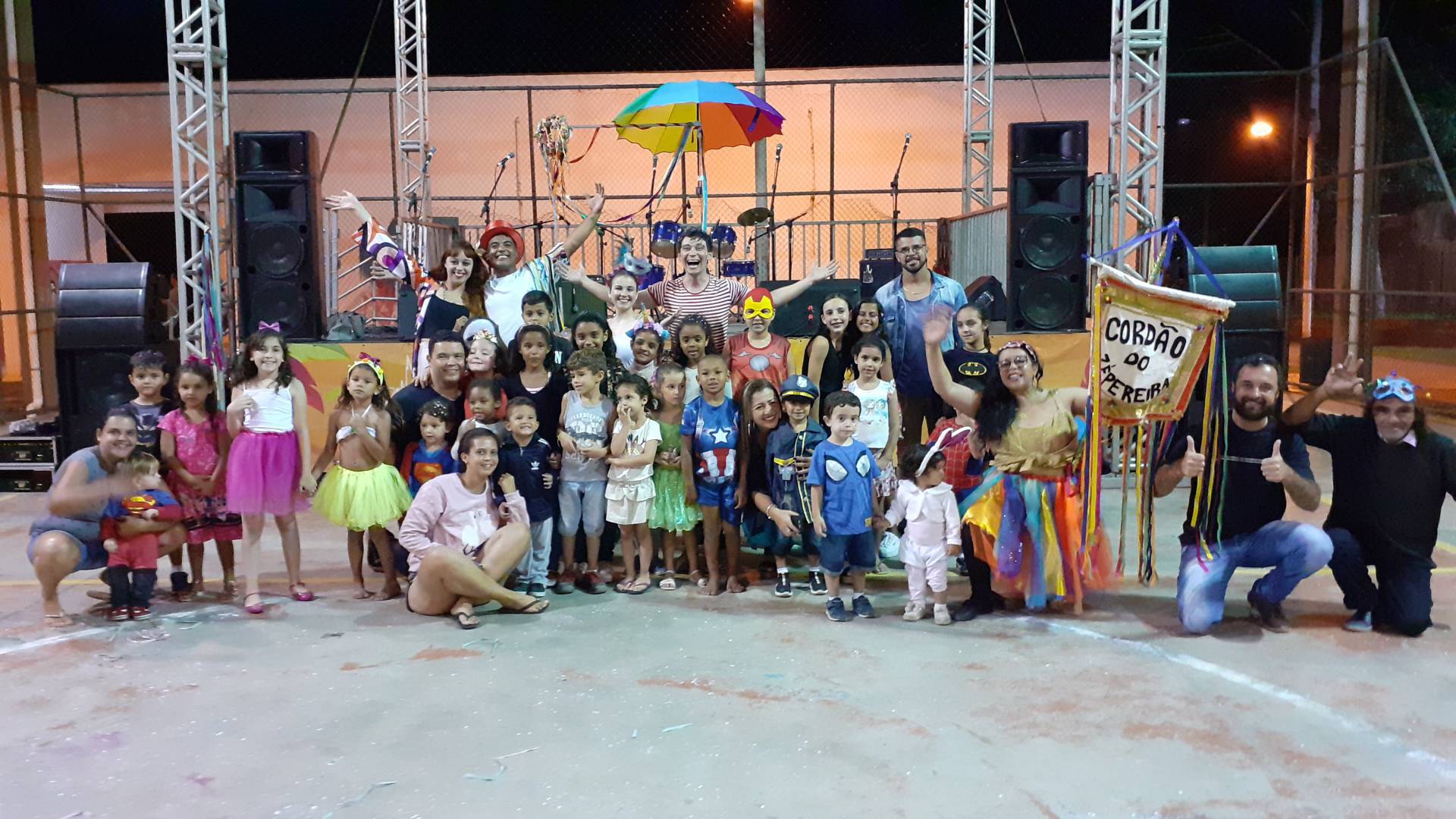 O carnaval organizado pela prefeitura conta com cinco palcos pelos bairros e distritos