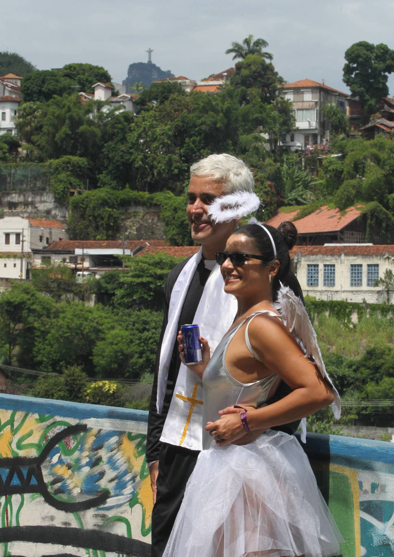 Bloco das Carmelitas em Santa Teresa. Na foto,Padre e anja,Alexandre Machado e Juliana Monteiro. 