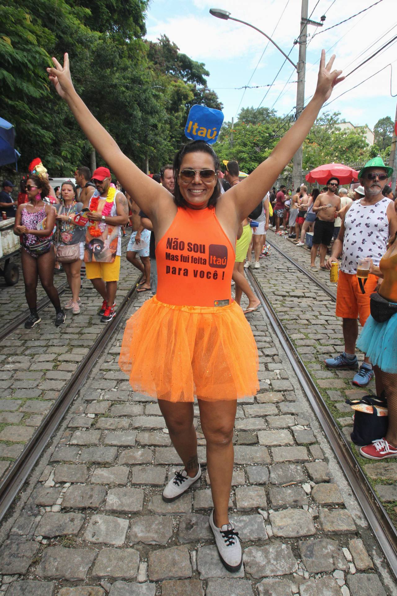 Bloco das Carmelitas em Santa Teresa. Na foto, fantasiada de propaganda do ITAÚ,Bianca Mainente. 