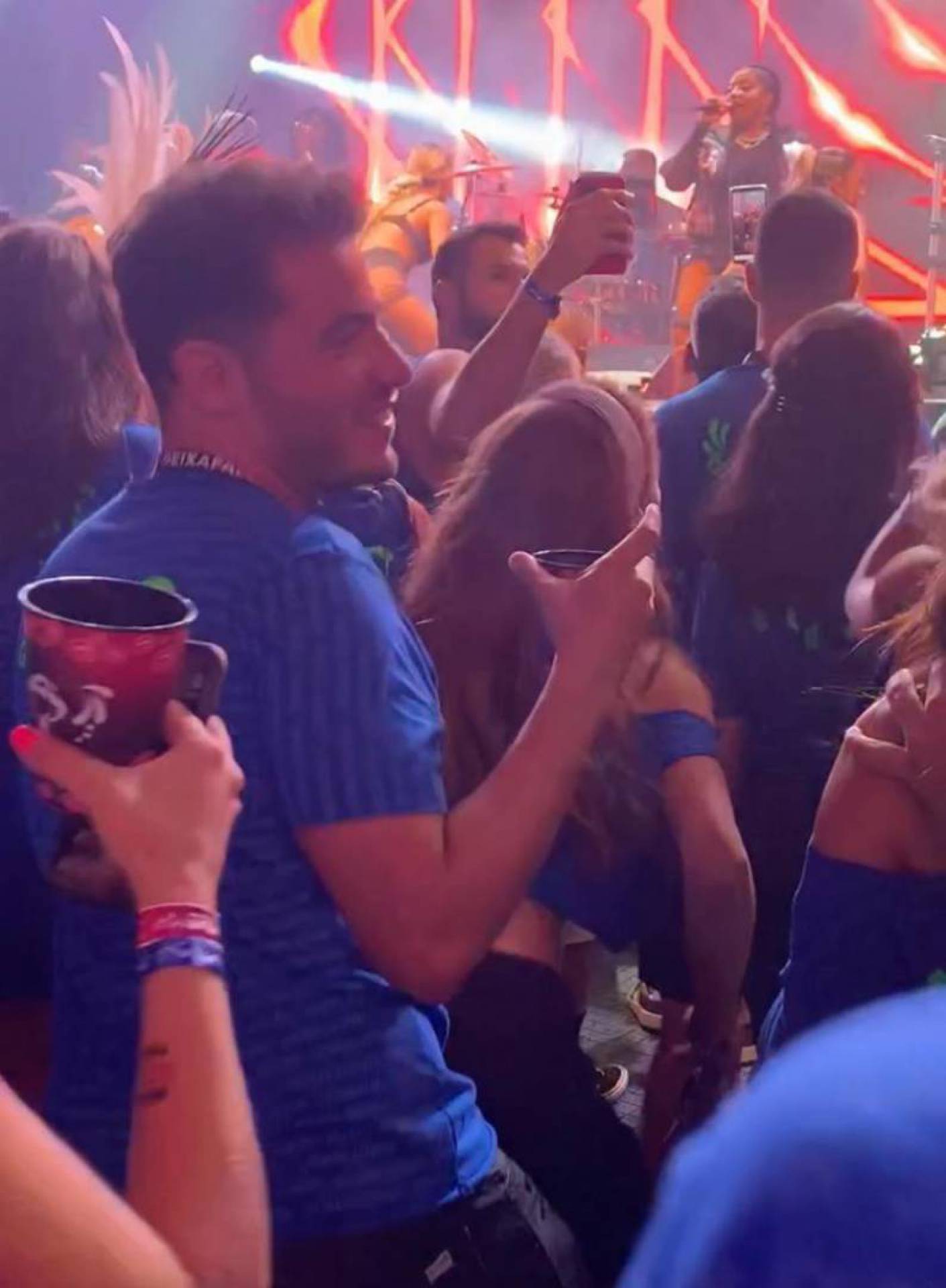 Cintia Dicker se acabando de dançar em show de Ludmilla sem o namorado Pedro Scooby - Foto: Fábia Oliveira 