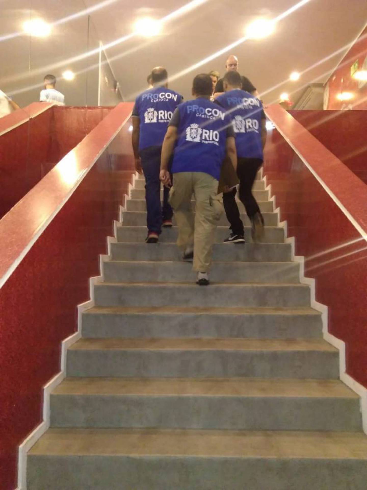 Fiscais notificam estabelecimentos na Sapucaí