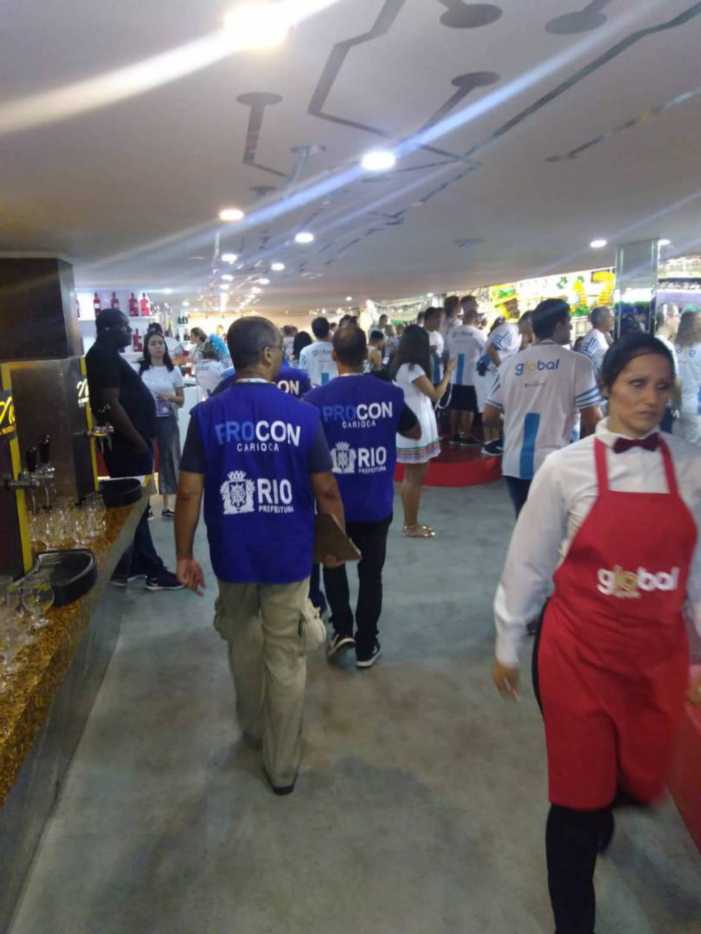 Fiscais notificam estabelecimentos na Sapucaí