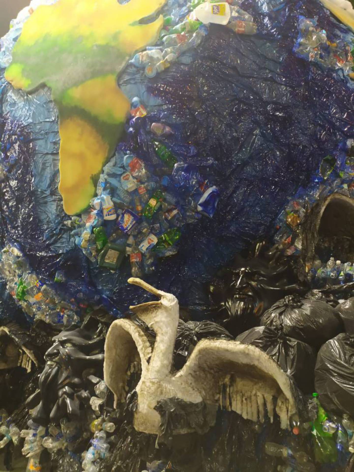 Planeta repleto de plástico é quarta alegoria da Unidos da Tijuca - Adriano Araújo/ Agência O DIA